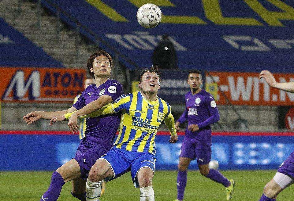 且表明她在 且表明她在